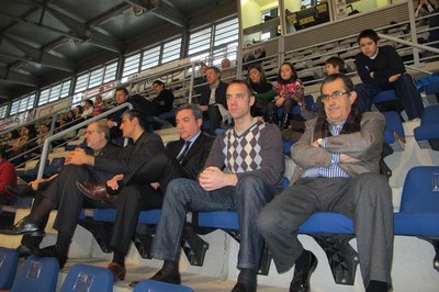 Foto 2. Txema Alonso i el regidor Joan Ramon Zaballos han seguit el partit des de la Llotja, amb el vicepresident Frederic Florensa.