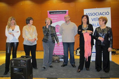 Foto 2. La festa ha tingut un vessant molt cultural, regalant un llibre a totes les dones i gaudint de música en directe.