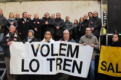 Foto 3. A la plaça de la Paeria s'ha llegit el manifest i l'alcalde ha tancat l'acte.
