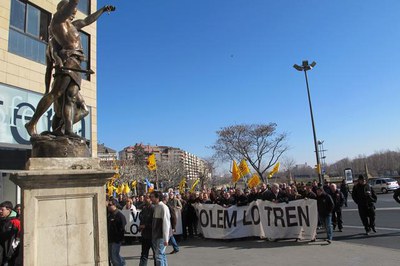 Foto 4. Un miler de persones s'han manifestat a la ciutat de Lleida reivindicant el manteniment de la línia.