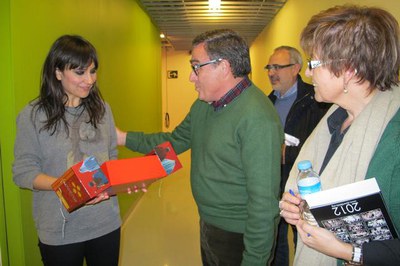 Foto 3. Ros, amb Montse Parra, saludant Amaral.