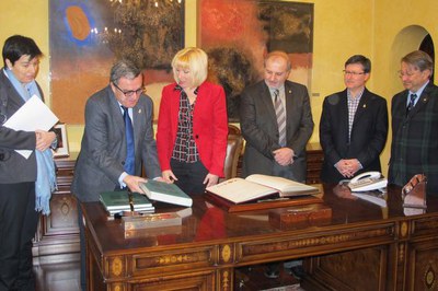 Foto 3. El paer en cap ha lliurat a la subdelegada una edició facsímil del Llibre dels Usatges.