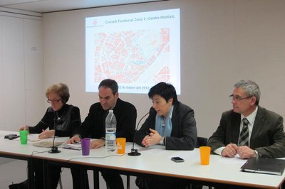 Foto 2. Camps ha explicat els projectes que s'han fet al barri i els que estan projectats.