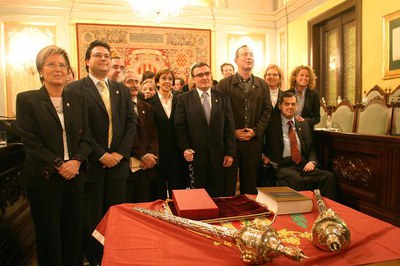 L'alcalde, amb tots els regidors del consistori.