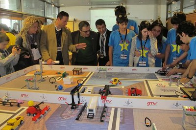 Foto 2. Àngel Ros ha assistit a aquest esdeveniment, que ha tingut com a guanyador l'Institut Maria Rúbies que competirà a la final a Pamplona.