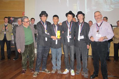 Foto 3. Ros ha lliurat el premi al Millor Treball Científic a Els Esmoriacs.