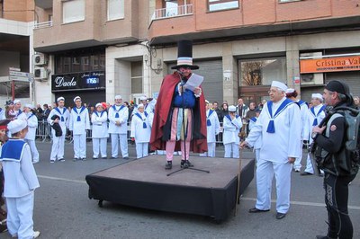 Foto 2. La lectura del Pregó de Carnaval a càrrec de Sa Majestat Pau Pi ha donat el tret de sortida a la gran Rua.