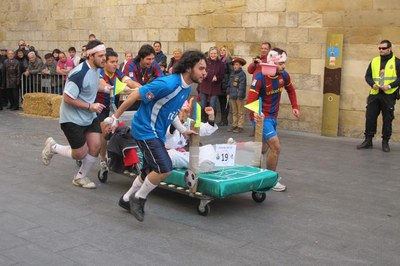 Foto 3. El recorregut es fa pel Centre Històric, protegint alguns revolts amb tanques i bales de palla per evitar els xocs.