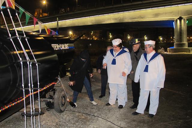 Foto 2. Montse Parra ha batejat el Paupilus oficialment, seguint la tradició de trencar una ampolla de cava
