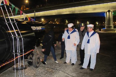 Foto 2. Montse Parra ha batejat el Paupilus oficialment, seguint la tradició de trencar una ampolla de cava.