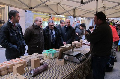 L'alcalde i diversos regidors de l'Ajuntament, saludant els paradistes.