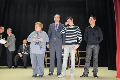 Foto 2. Josep Presseguer ha fet entrega a la família de Pepe Rodríguez d'un dels guardons a títol pòstum.