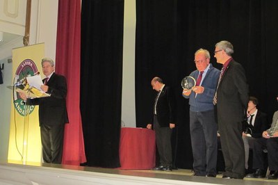 Foto 3. Joan Gómez, amb un dels guardonats, Jacinto Pernia.