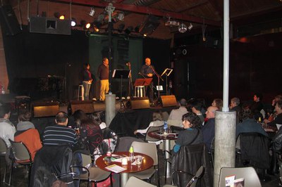 Foto 2. La Nit de Poesia per la Justícia Social ha tingut lloc al Cafè del Teatre.