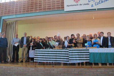 Foto 2. Les autoritats amb els guanyadors del concurs d'aquesta edició.