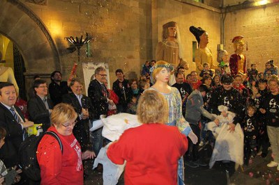 Foto 2. El bateig del nou personatge ha omplert la plaça de caramels, confeti i monedes.