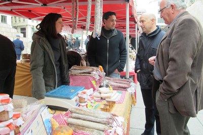 Foto 2. En el recorregut pel mercat, Peris i Barberà han saludat els nous paradistes.