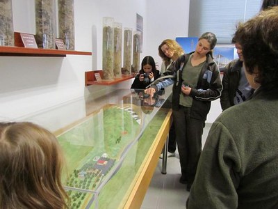 Foto 2. La visita guiada ha recorregut l’abocador comarcal del Segrià, la planta de compostatge de Montoliu i l’abocador clausurat de Serrallarga.