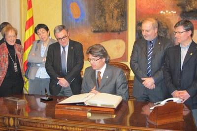 Foto 5. El pregoner de les Jornades Culturals andaluses 2012 ha signat en el Llibre d'Honor de la Paeria.