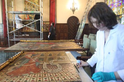 Una tècnica del MNAC comprova l'estat de les diferents parts del Retaule..