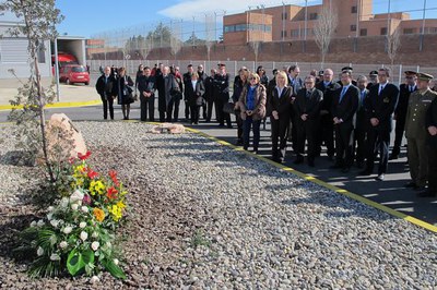 Ofrena floral als bombers que no han tornat.