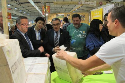 Foto 2. Àngel Ros ha visitat els estands de la Fira, que es pot visitar fins diumenge.