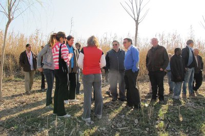 Foto 2. Àngel Ros, conversant amb els veïns que han assistit a la plantada.