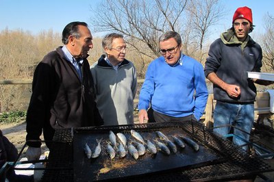 Foto 4. Després, s'ha fet un esmorzar popular amb sardina a la brasa.