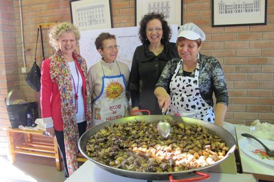 Foto 2. La regidora, amb la presidenta de l'AV i les encarregades de cuinar la cassola de carn.