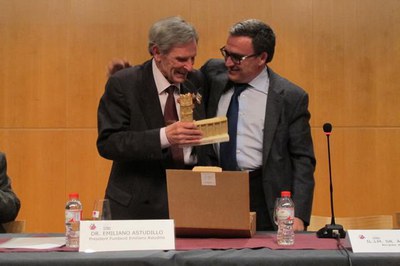 Foto 3. L'alcalde ha fet entrega d'un obsequi a l'homenatjat.