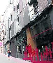 Als baixos d'aquesta promoció s'ubica l'Oficina Local d'Habitatge.