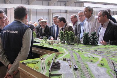 Foto 2. La comitiva presidencial ha visitat els diferents estands i les maquetes que hi ha al certamen ferroviari.
