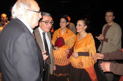 Foto 3. Ros ha saludat els dansaires, els músics i les veus que han participat en el muntatge.