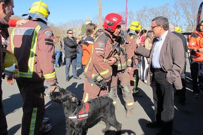 Foto 2. Ros ha conversat amb els bombers que han participat en aquesta cursa.