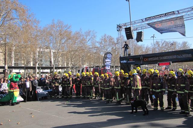 Foto 3. Un grup de bombers han encapçalat la sortida de la cursa