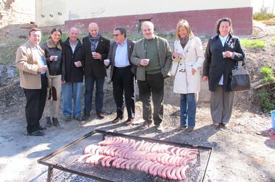Foto 3. Després, s'ha preparat una calçotada, on també s'han fet 25 quilos de llonganissa.