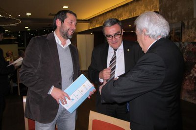 Foto 2. L'alcalde, abans d'inciar el sopar, amb Carles Porta, un dels guardonats de la nit.