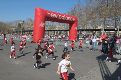 Foto 2. Alonso, animant els infants, entre els quals hi havia els participants del projecte Educaesport.