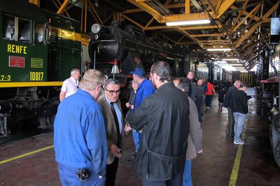 Foto 2. Ros ha visitat els tallers per veure-hi les diferents peces històriques amb què estan treballant a l'ARMF.