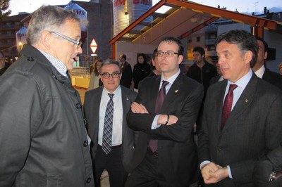 Foto 2. El paer en cap, amb Recoder i Solsona, saludant un dels expositors d'aquesta edició.