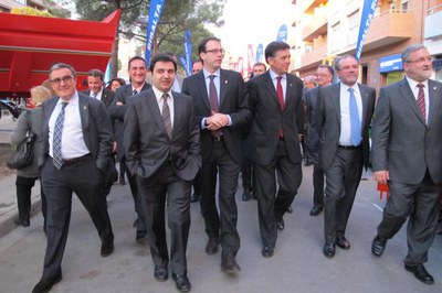 Foto 4. La comitiva institucional en la visita que ha fet als expositors siutas al carrer.