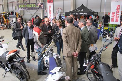 Foto 2. Rafael Peris, Sara Mestres i Txema Alonso han assistit a l'acte inaugural i han passejat pels estands.