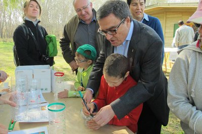 Foto 2. L'alcalde ha ajudat aquest noi a fer el seu pluviòmetre.