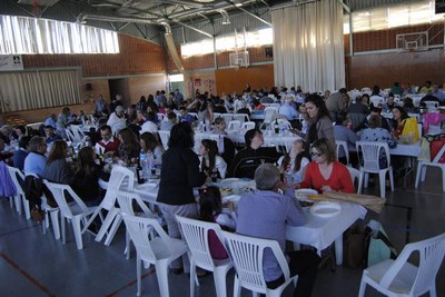 Foto 2. L'àpat s'ha fet al pavelló poliesportiu.