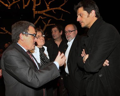 Foto 2. Ros i Parra, conversant amb Joel Joan, Agustí Villaronga i Juan Ferrer, abans de començar al gala.