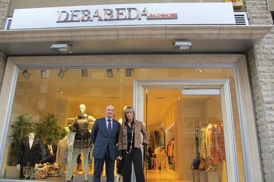 Foto 2. Peris ha felicitat la propietària, Dolors Plens, per aquest pas endavant en el creixement de la botiga.