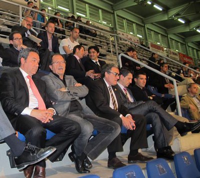 Foto 2. L'alcalde ha animat l'equip des de la llotja del Barris Nord.