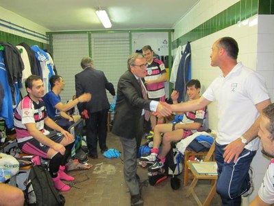 Foto 2. Ros ha donat l'enhorabona a l'entrenador, Albert Foguera,.