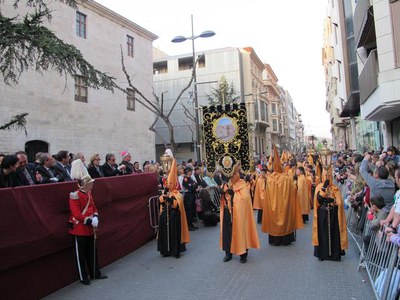 Foto 2. El pas de La Somereta es portat pels germans confrares sobre les espatlles.