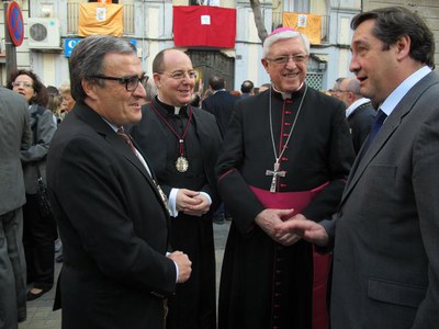 Foto 4. Àngel Ros, amb el bisbe Piris i el conseller Pelegrí, abans de l'inici de la processó.